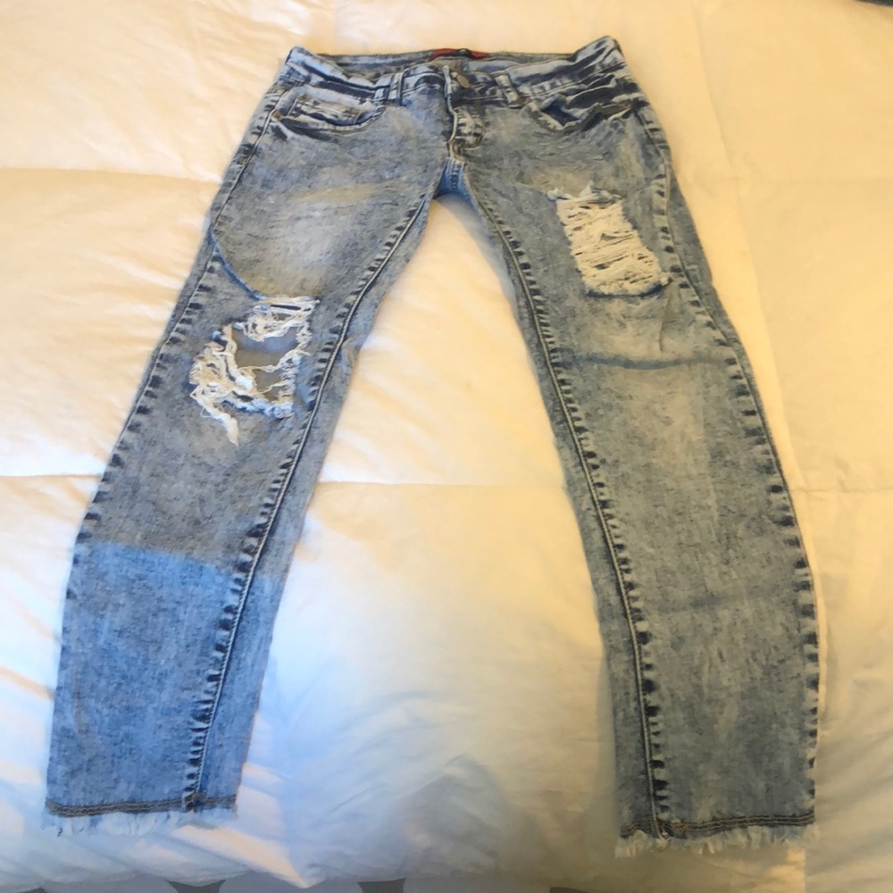 Skinny jeans with holes